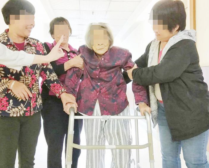 南溪100岁老太在我院成功接受股骨头置换术