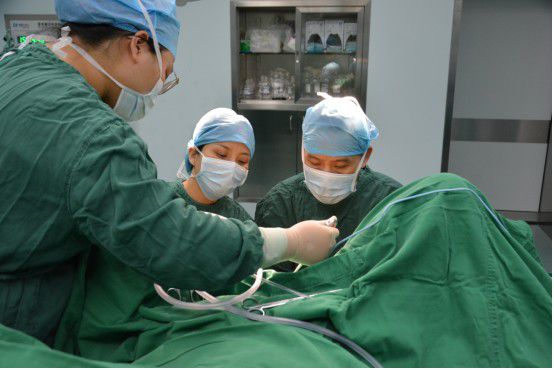 妇产科为一名近70岁子宫脱垂Ⅲ度患者实施手术治疗